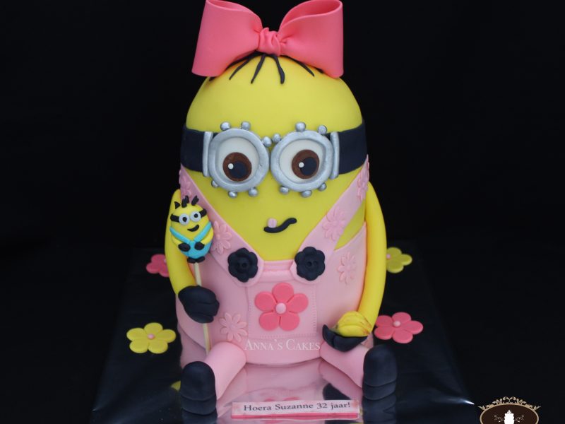 Pink minion 3d taart